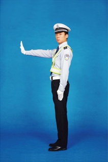 左轉彎交警手勢