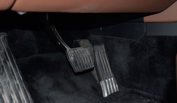 自動(dòng)擋的剎車(chē)太靈敏了怎么辦 根據(jù)路況適當(dāng)踩剎車(chē)（調(diào)整剎車(chē)）