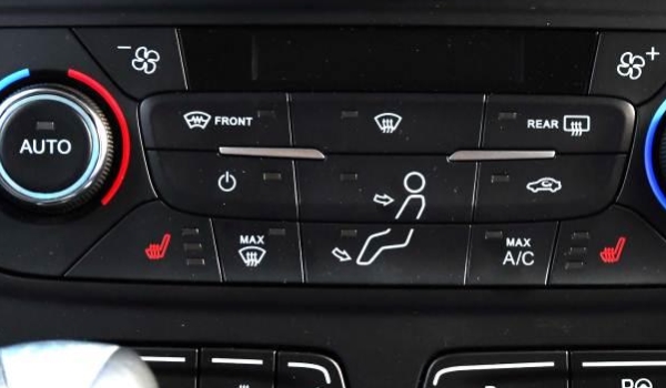 小車front是什么意思 機動車輛前擋風玻璃加熱按鍵