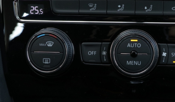 小車front是什么意思 前擋風(fēng)玻璃除霧開關(guān)（霧氣多的時候打開）