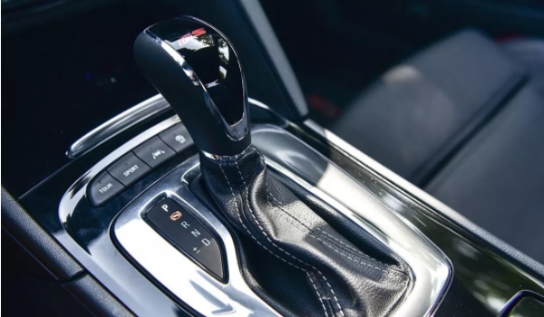 自動擋車點(diǎn)火時應(yīng)該掛什么檔位 應(yīng)該掛在P檔或N檔位置上