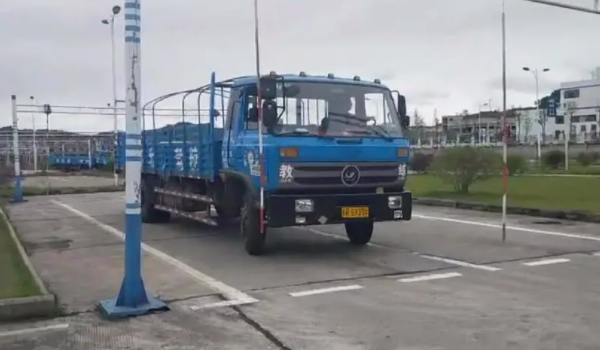 b1和b2駕照的區(qū)別 準(zhǔn)駕車(chē)型和考試要求不同（可以駕駛不同車(chē)型）