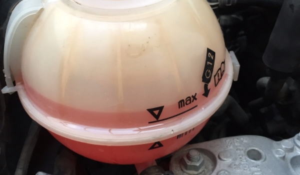 汽車防凍液的作用 防凍、防腐、防水垢、防開鍋（兩年或4萬公里）