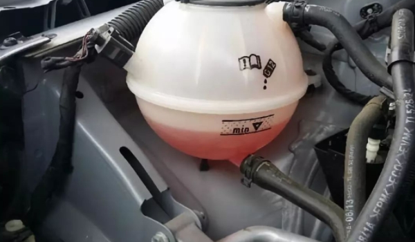 防凍液有幾種顏色什么顏色的好 多種顏色（質(zhì)量不看顏色看沸點和冰點）