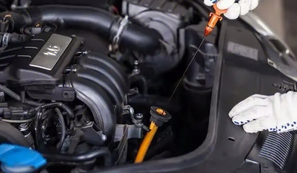 汽車機(jī)油多長時間換一次最好 5000/10000公里更換（看機(jī)油品質(zhì)）