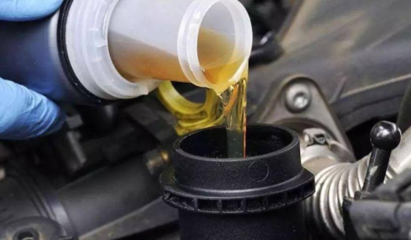 汽車機(jī)油多長時間換一次最好 5000/10000公里更換（看機(jī)油品質(zhì)）