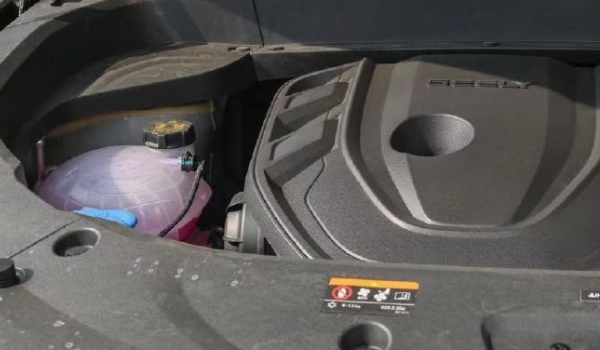 吉利星越L什么加玻璃水 發(fā)動機(jī)艙內(nèi)玻璃水壺內(nèi)添加