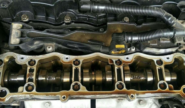 發(fā)動機漏機油怎么處理 更換氣門墊、機油濾芯、檢查密封膠