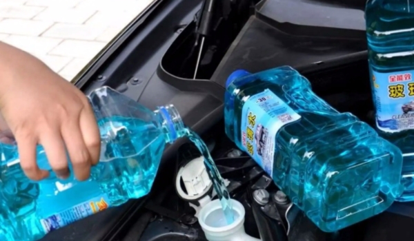 鋒蘭達玻璃水在哪里加圖片 在發(fā)動機艙的左下角位置進行添加