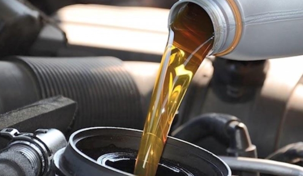 機油怎么洗 可以通過酒精，風油精，汽油來進行清洗（注意對手的保護）