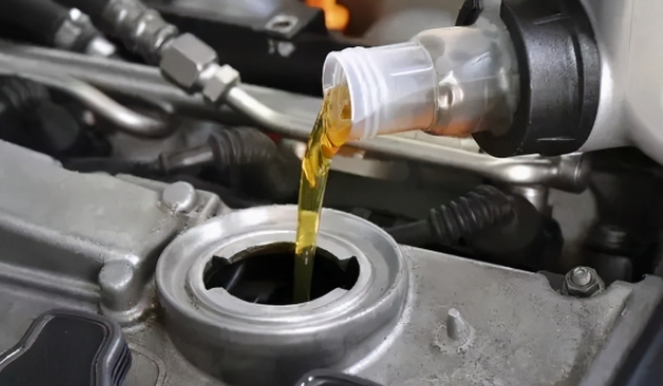 機油怎么洗 可以通過酒精，風油精，汽油來進行清洗（注意對手的保護）