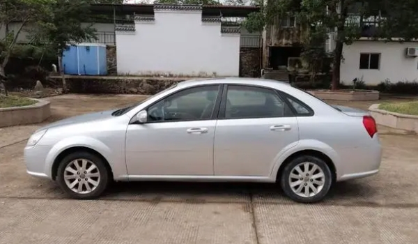 別克凱越怎么樣 油耗低、舒適度高、車身動(dòng)力充足（百公里5L）