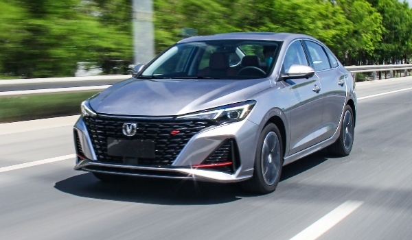 長安逸動(dòng)怎么樣 舒適性好、顏值較高、油耗低（百公里油耗6L）