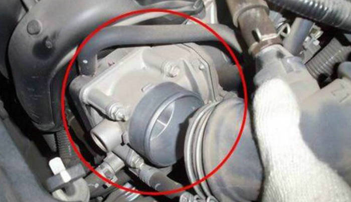 節(jié)氣門在發(fā)動機的什么位置