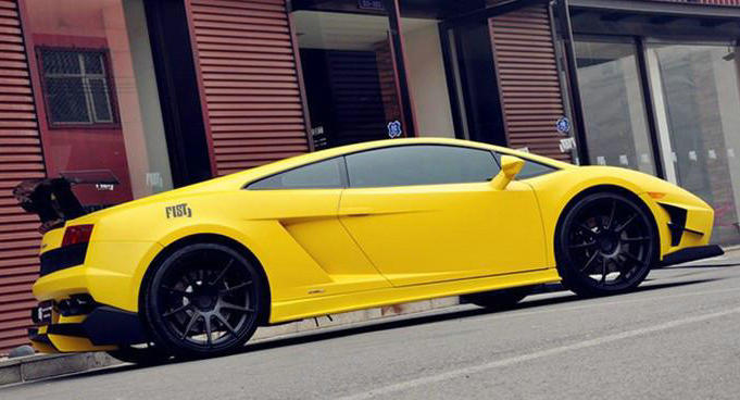 車(chē)貼改色膜會(huì)傷原車(chē)漆嗎