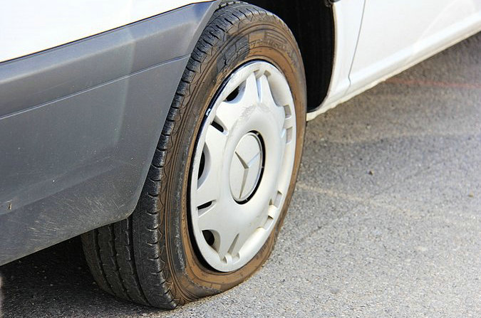 輪胎一點(diǎn)氣都沒(méi)了還能開(kāi)嗎