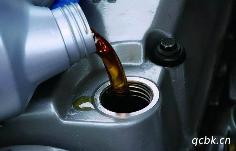 汽車發(fā)動機(jī)油多久換一次