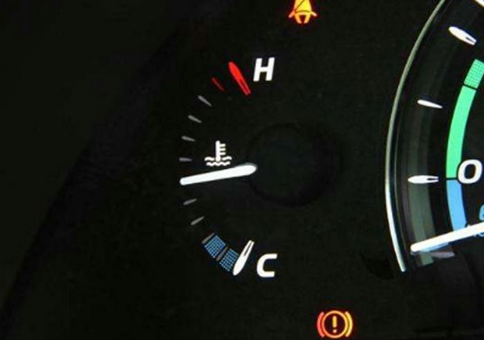 汽車發(fā)動機(jī)溫度過高還能開嗎