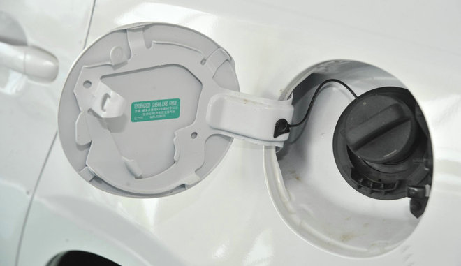 汽車油箱蓋彈不起來怎么辦