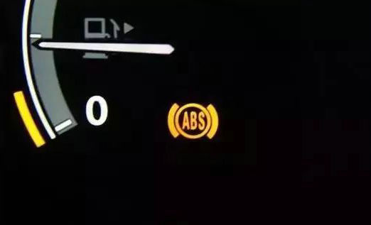 機(jī)動(dòng)車在緊急制動(dòng)時(shí)abs系統(tǒng)會(huì)起到什么作用