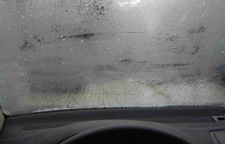 車里玻璃上有霧氣開什么風吹