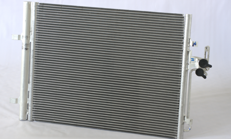 汽車空調(diào)冷凝器堵塞會(huì)有什么表現(xiàn)