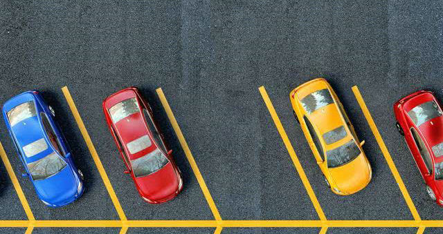 路邊停車(chē)位標(biāo)線(xiàn)三個(gè)顏色是什么意思