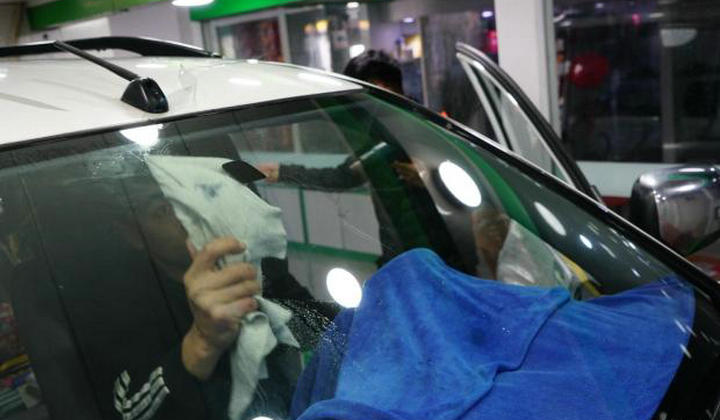 擋風玻璃內(nèi)側(cè)清除的最佳方法