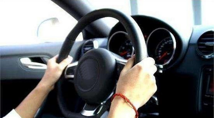 新手學(xué)車(chē)怎樣打方向盤(pán)