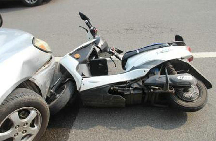 摩托車全責受傷轎車要賠錢嗎