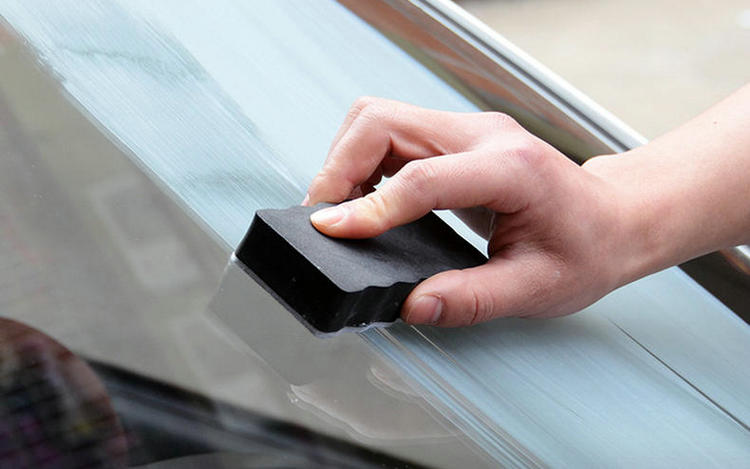 如何去除擋風玻璃油膜