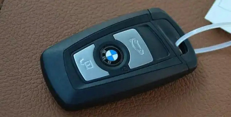 寶馬車(chē)鑰匙如何換電池