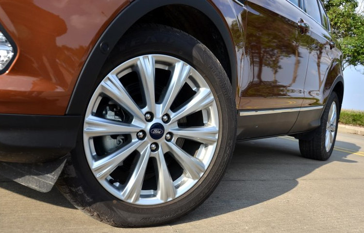 輪胎幾萬(wàn)公里前后調(diào)換一次