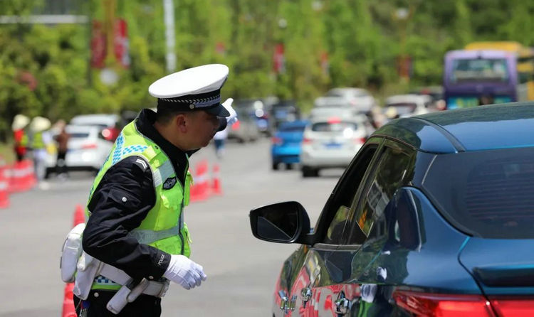 駕照暫扣期間開(kāi)車(chē)交警怎么處罰