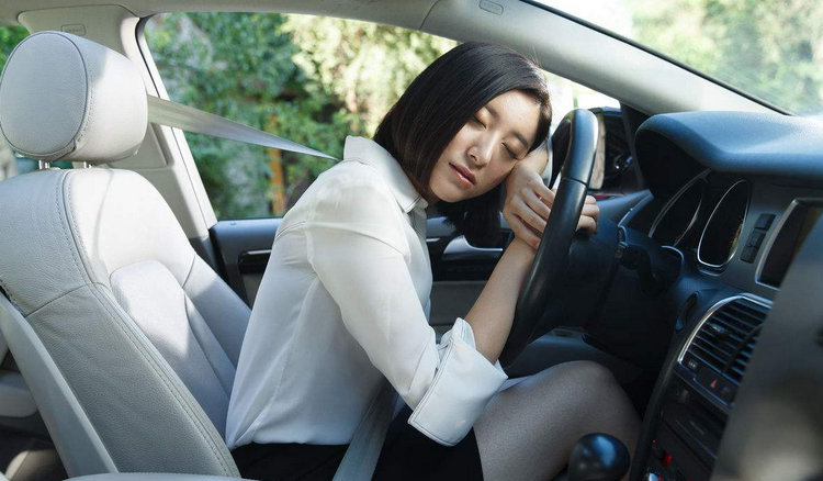 晚上在車上睡覺要注意什么