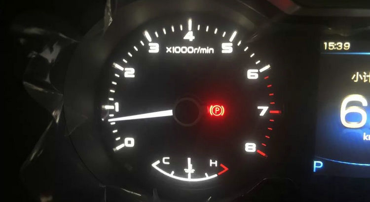 發(fā)動機(jī)怠速高降不下來怎么辦 發(fā)動機(jī)怠速高怎么辦