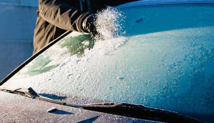 車玻璃里面結(jié)冰怎么回事