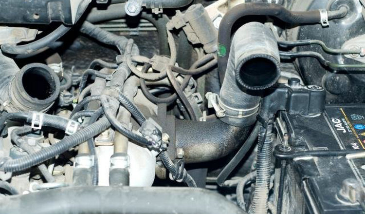 自吸發(fā)動機進(jìn)氣管有機油是怎么回事