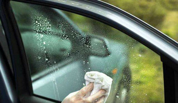 冬天汽車(chē)起霧怎么解決