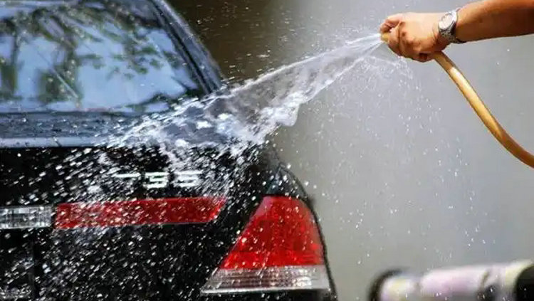 冬天洗車(chē)結(jié)冰怎么辦