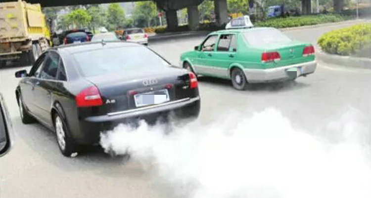 汽車冒白煙味道刺鼻是不是燒機(jī)油