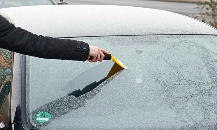 冬天早晨汽車玻璃結(jié)霜怎么辦