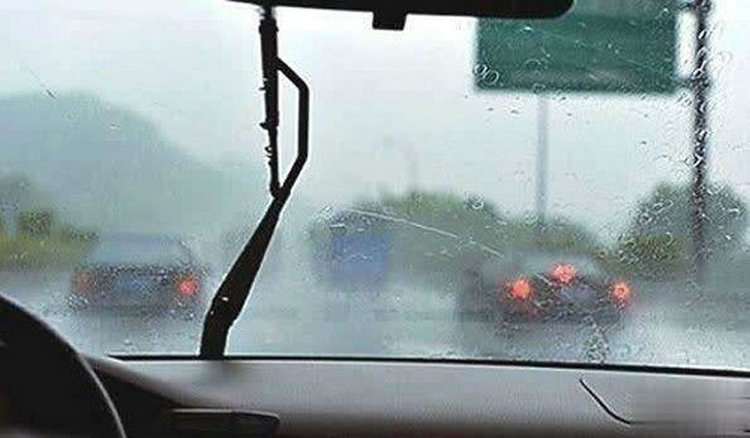 冬天車(chē)內(nèi)前擋風(fēng)玻璃有水珠怎么辦