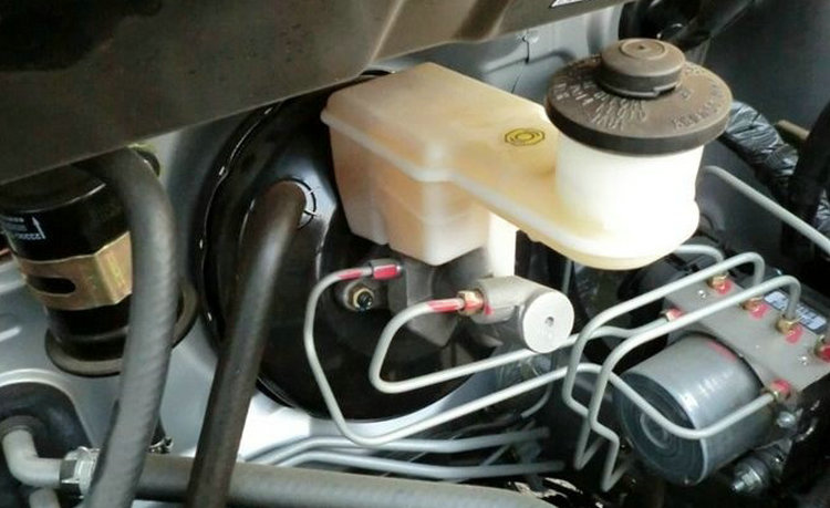 換了新的剎車(chē)總泵為什么一腳到底