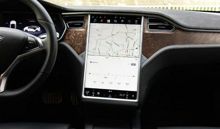 汽車顯示屏一閃一閃的是什么問(wèn)題