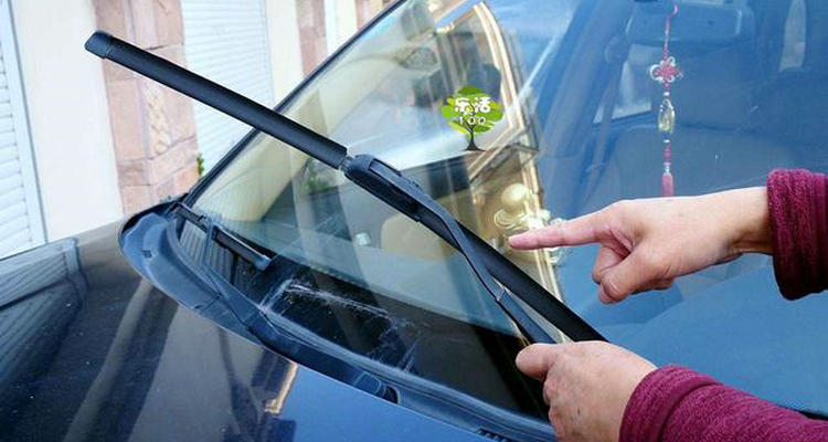 汽車(chē)雨刮器怎么更換 更換雨刮的方法