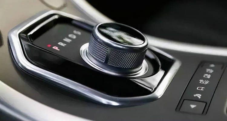 自動(dòng)擋車(chē)減速是踩剎車(chē)還是松油門(mén)