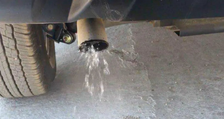 小車(chē)排氣筒噴水正常嗎