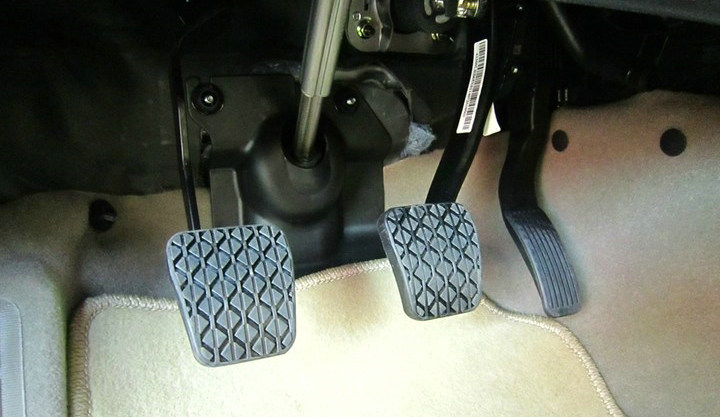 汽車的油門和剎車各在哪個位置