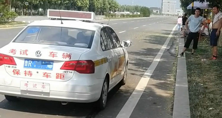 靠邊停車完成后不關轉向燈可以嗎